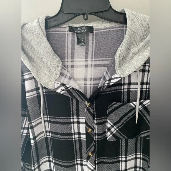 Urban Heritage - Black and white plaid button down long sleeve 🖤🤍 - Picture 2 of 3